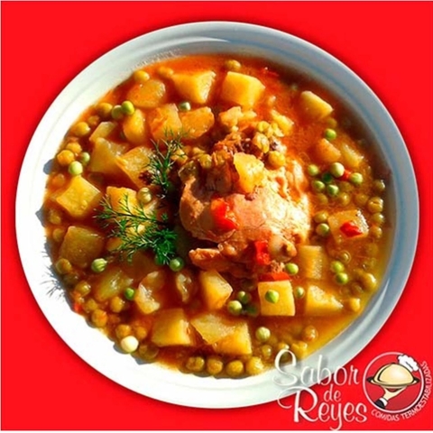 POLLO CON PAPAS, ARVEJAS Y SALSA SABOR DE REYES