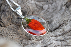 Colar Mini Pimenta (Banhado à prata) na internet