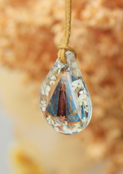 Colar Nossa Senhora Aparecida (2,5 cm) - Joias Botânicas - Plantas transformadas em colares e brincos - Amana Ateliê