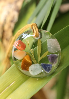 Colar Arruda + Guiné + pedras dos 7 chakras (3,5 cm) - comprar online