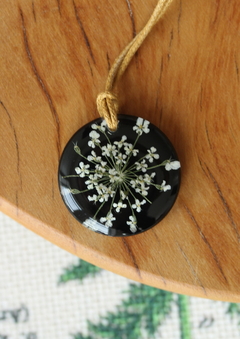 Colar Erva Doce Branca (2,5 cm) Fundo preto