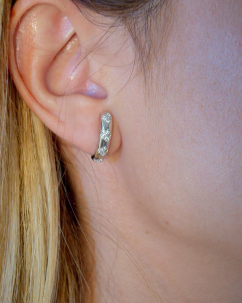 Brinco Ear Hook 4 Trevos Cravejados Ródio Branco - comprar online