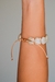 Pulseira Conchas Perolada Fio de Cetim - comprar online