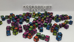 Cuentas Cuadradas Negras 6x6mm Corazones Fluo x25Gr