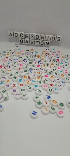 Dijes Redondos Planos Blancos Letras de Color x25Gr