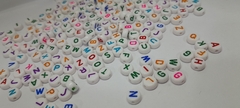 Dijes Redondos Planos Blancos Letras de Color x25Gr - comprar online