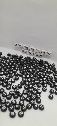 Dijes Letras Negras Redondas Planas x25Gr