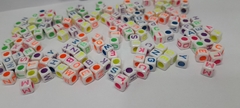 Cuentas Cuadradas 6x6mm Con Letras de Color x25Gr - comprar online