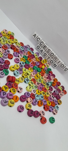 Cuentas de colores Redondas Planas con Letras x25Gr