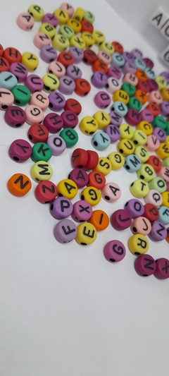 Cuentas de colores Redondas Planas con Letras x25Gr - comprar online