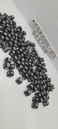 Cuentas Cuadradas Negras 6x6mm Letras Blancas x25Gr