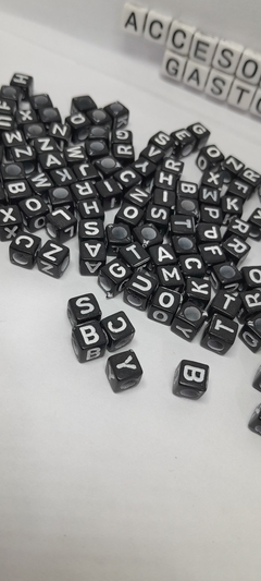 Cuentas Cuadradas Negras 6x6mm Letras Blancas x25Gr - comprar online