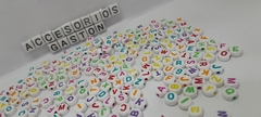Dijes Redondos Planos Blancos Letras de Color x25Gr