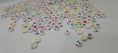 Dijes Redondos Planos Blancos Letras de Color x25Gr - comprar online