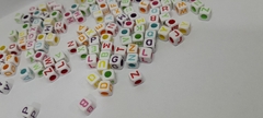 Cuentas Cuadradas 6x6mm Letras de Colores x25Gr - comprar online