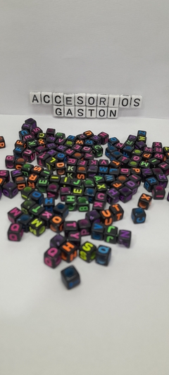 Cuentas Cuadradas 6x6mm Letra Fluo x25Gr
