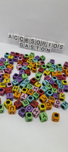 Cuentas Cuadradas 6x6mm Letras Negras x25Gr