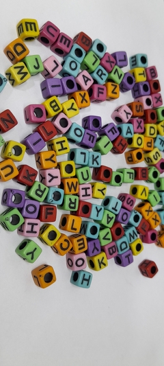 Cuentas Cuadradas 6x6mm Letras Negras x25Gr - comprar online