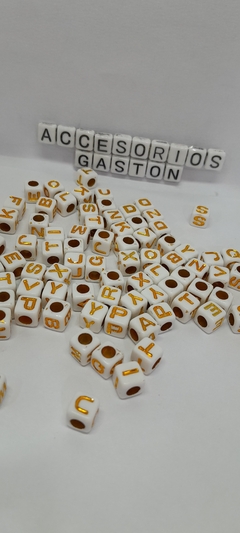 Cuentas Cuadradas 7x7mm Letra Dorada x25Gr