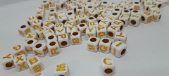 Cuentas Cuadradas 7x7mm Letra Dorada x25Gr - comprar online