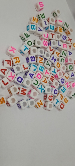 Cuentas Cuadradas 7x7mm Letras De Colores x25Grs - comprar online