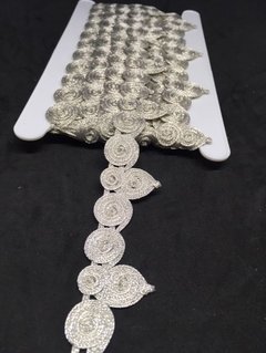 Fino galón hilado de 2.5 cm de ancho x 4,5 metros.