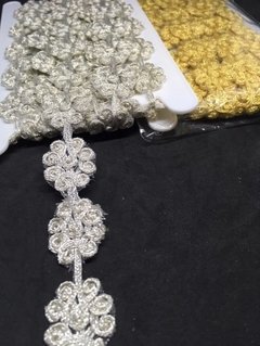 Fino galón hilado de 2.5 cm de ancho x 4,5 metros.