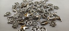 Dijes colgantes plasticos surtidos niquelados. 70 unidades.