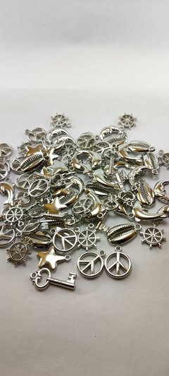 Dijes colgantes plasticos surtidos niquelados. 70 unidades. - comprar online