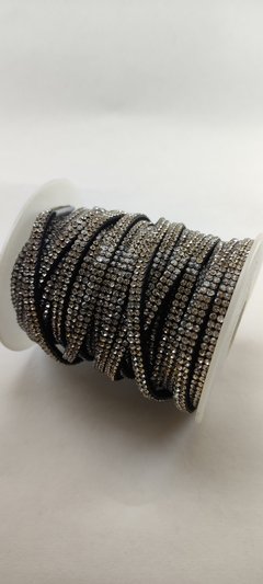 Gamuza con strass de vidrio en rollo de 10 metros.