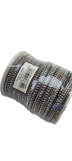 Gamuza negra con strass y cadena x 10 yardas.