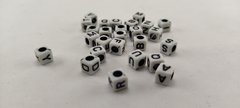 Dijes de letras blancas 6x6 mm x25 gramos. en internet