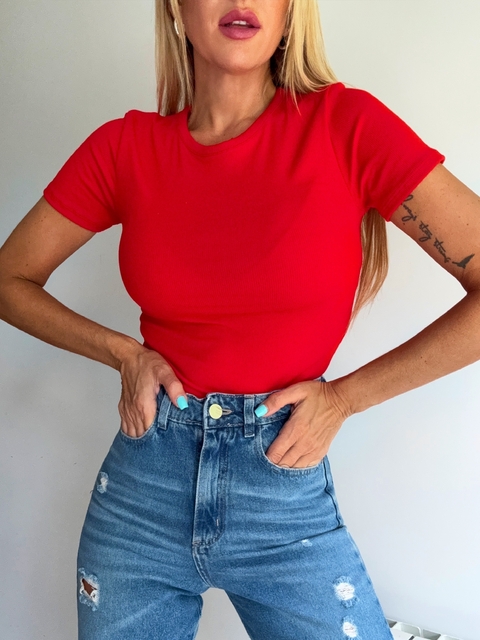 Remera• BASIC red•