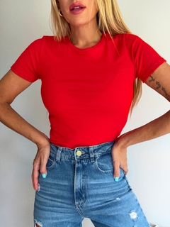 Remera• BASIC red• on internet