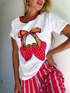 Remera• STRAWBERRY new• - LA TIENDA by Me!