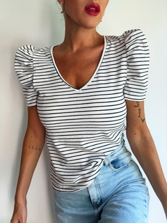 Remera• FRIDA/v white lines• on internet