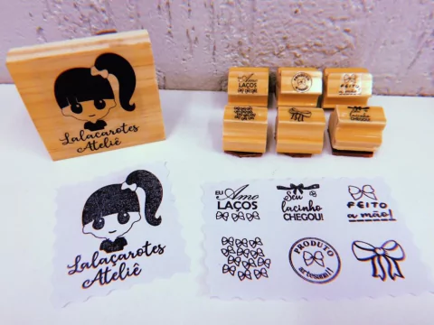 Kit laços + carimbo logomarca +carimbeira