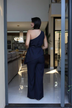 Conjunto assimétrico com cinto na internet