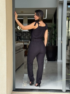 Macacão viscose preto com cinto alças - Yamada Fashion