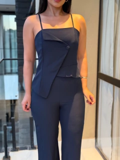 Macacão detalhes frente alça - comprar online