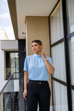 Blusa drapeada gola alta com manguinha - comprar online