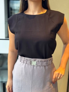 Blusa com botão atrás na internet
