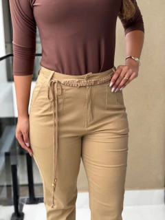 Calça sarja com elástico e cinto - comprar online