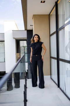 Blusa drapeada sem manga gola alta