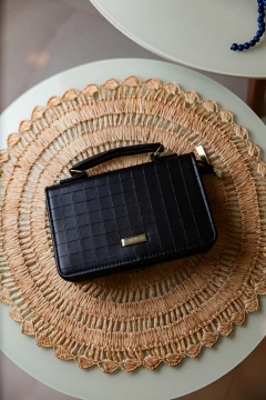 Bolsa pequena de mão com alças na internet