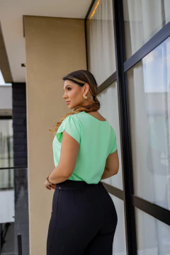 Blusa verde menta decote V - loja online