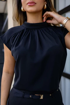 Blusa drapeada sem manga gola alta - Yamada Fashion