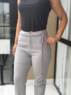 Calça sarja com elástico e cinto - loja online