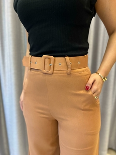Calça pantalona alfaiataria cinto