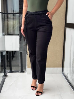 Calça sarja com elástico e cinto na internet